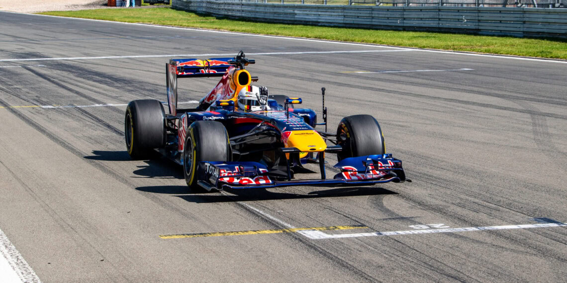 Sebastian Vettel winkend im RB7 im Start/Ziel-Bereiche des Nürburgring Foto: Alexander Franz