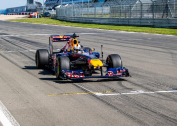 Sebastian Vettel winkend im RB7 im Start/Ziel-Bereiche des Nürburgring Foto: Alexander Franz
