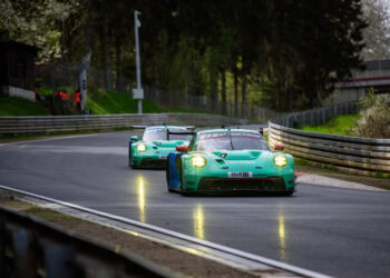 In einem packenden Rennen sicherten sich Nico Menzel und Martin Ragginger den zweiten Sieg für Falken-Porsche - Foto: Alexander Franz
