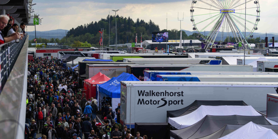 Der 24h-Countdown läuft unerbittlich: Porsche führt das Feld an