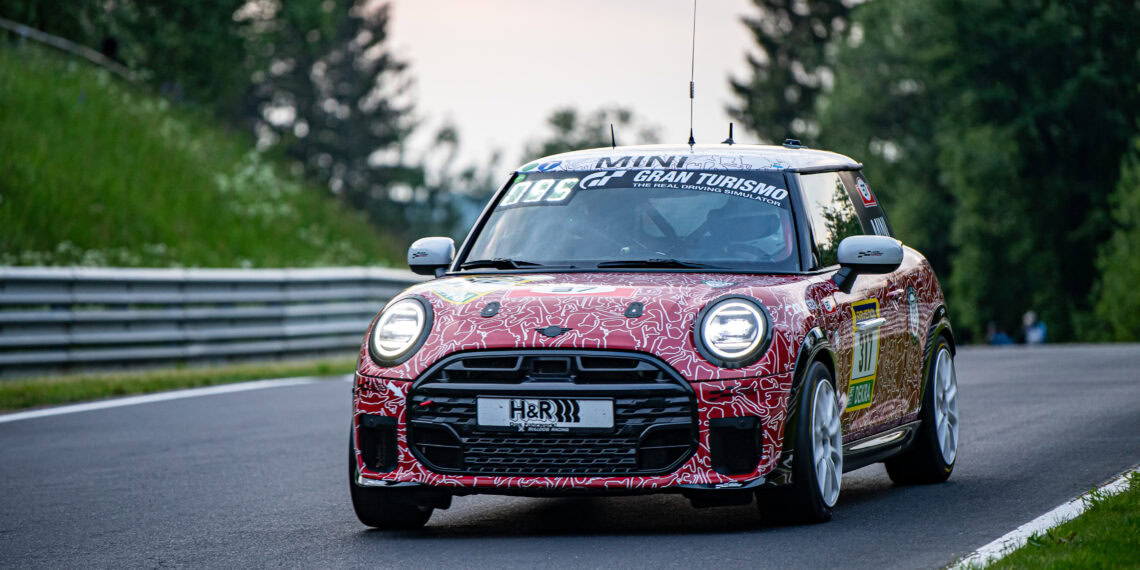 Der MINI #317 im Schwalbenschwanz beim 24h Nürburgring 2024