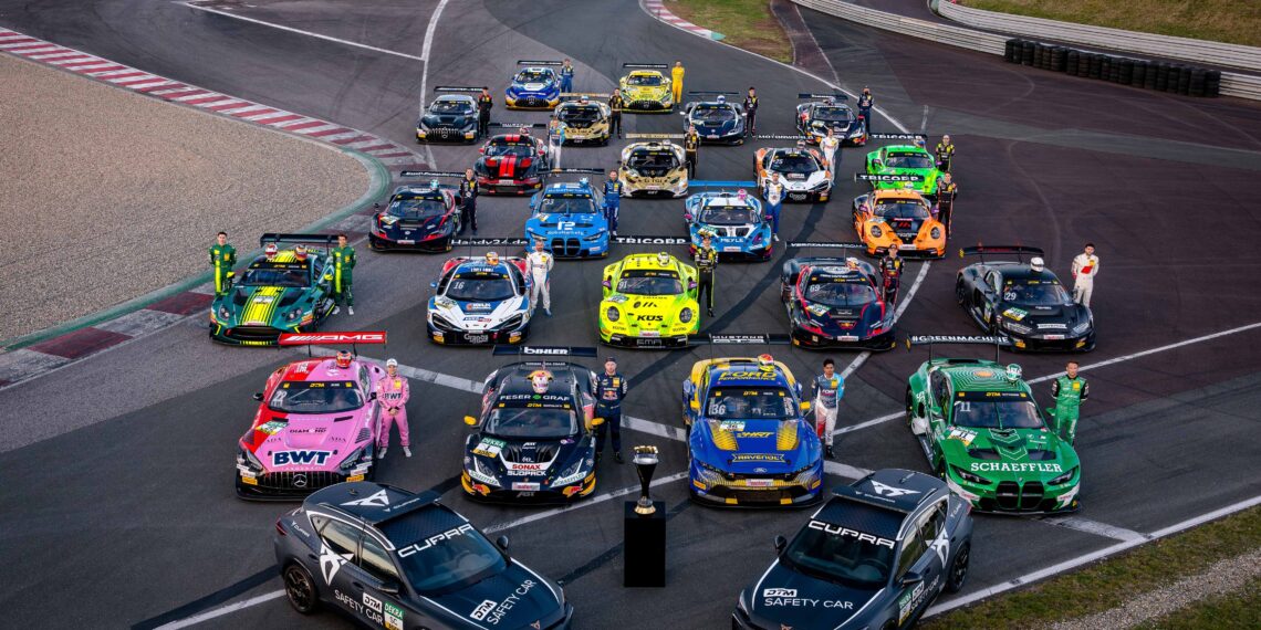 DTM-Auftakt 2025 mit Aston Martin, Ford Mustang und Top-Fahrern wie Bortolotti, Rast und Glock – neue Regeln sorgen für Spannung.