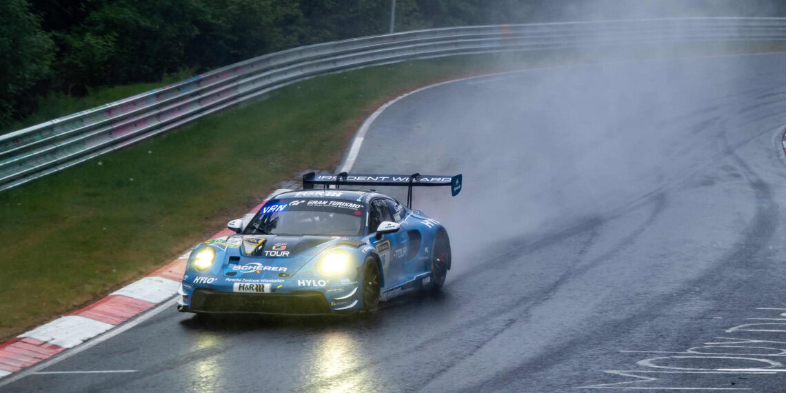 Scherer-Porsche siegt im Regenrennen auf der Nordschleife