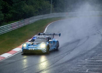 Scherer-Porsche siegt im Regenrennen auf der Nordschleife