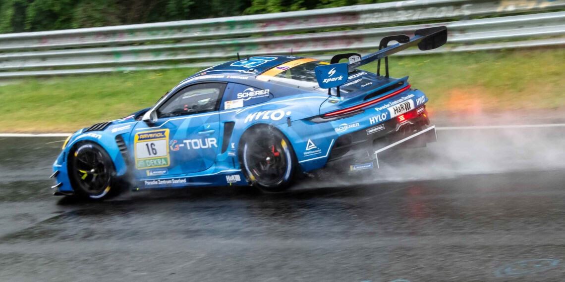 Scherer-Porsche siegt im Regenrennen auf der Nordschleife