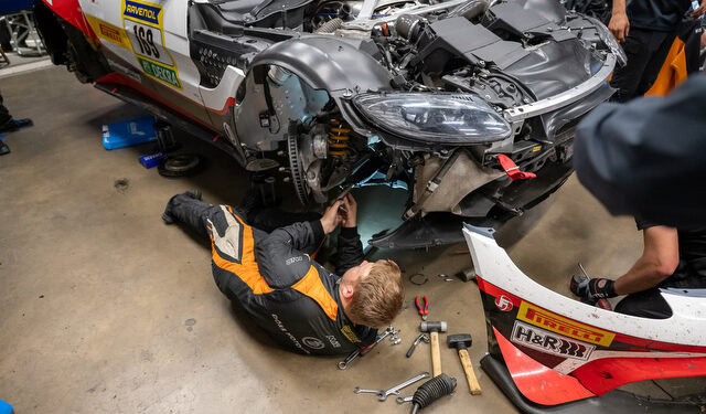 24h-Rennen Nürburgring 2025: Technikprobleme und Strafen prägen die Nacht